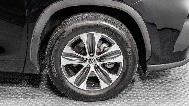 Photo of 2023 Midnight Black Metallic Toyota Highlander