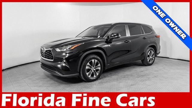 Photo of 2023 Midnight Black Metallic Toyota Highlander