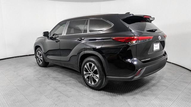Photo of 2023 Midnight Black Metallic Toyota Highlander