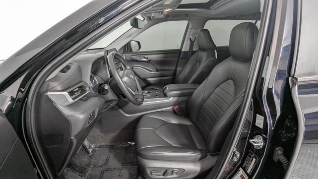 Photo of 2023 Midnight Black Metallic Toyota Highlander