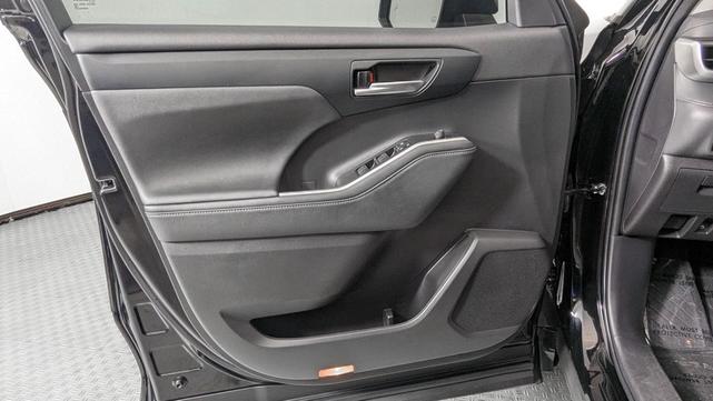 Photo of 2023 Midnight Black Metallic Toyota Highlander