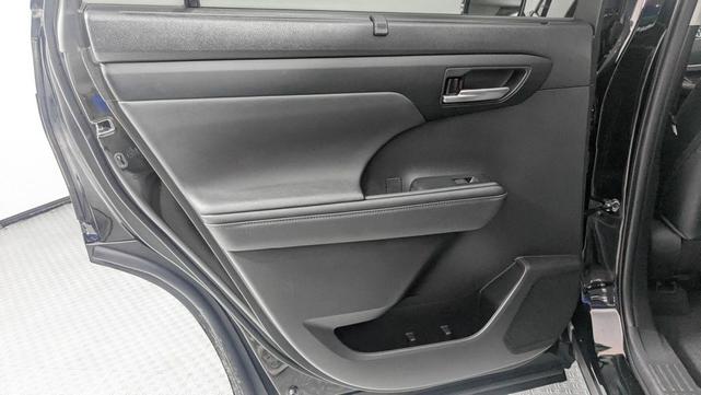 Photo of 2023 Midnight Black Metallic Toyota Highlander