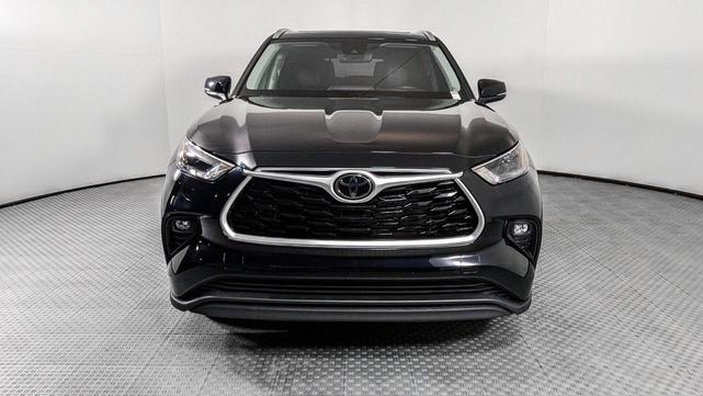 Photo of 2023 Midnight Black Metallic Toyota Highlander
