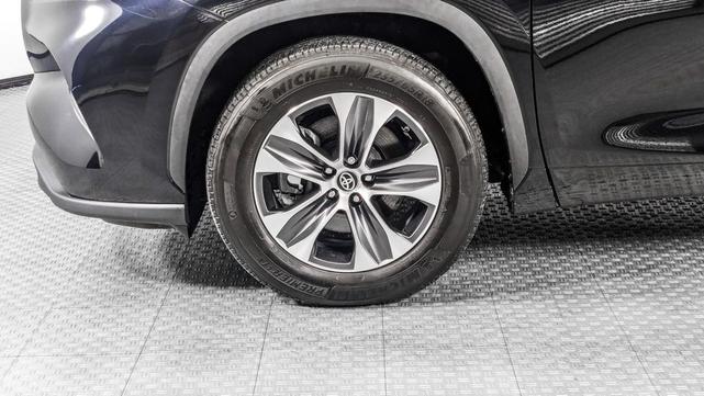 Photo of 2023 Midnight Black Metallic Toyota Highlander
