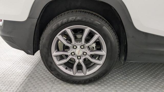 Photo of 2023 Summit White GMC Terrain