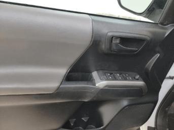 Photo of 2021 Super White Toyota Tacoma