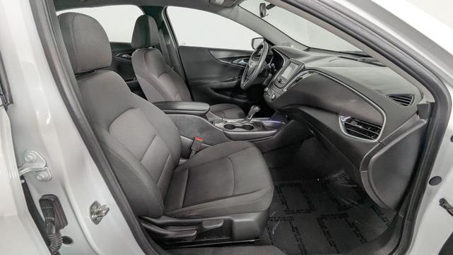 Photo of 2018 Summit White Chevrolet Malibu