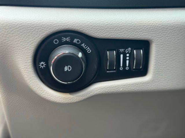 Photo of 2024 Silver Mist Clearcoat Chrysler Pacifica
