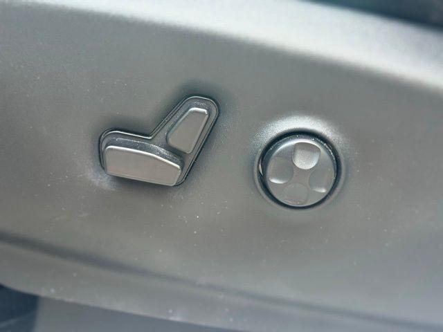Photo of 2024 Silver Mist Clearcoat Chrysler Pacifica