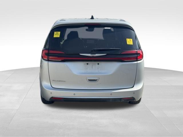 Photo of 2024 Silver Mist Clearcoat Chrysler Pacifica