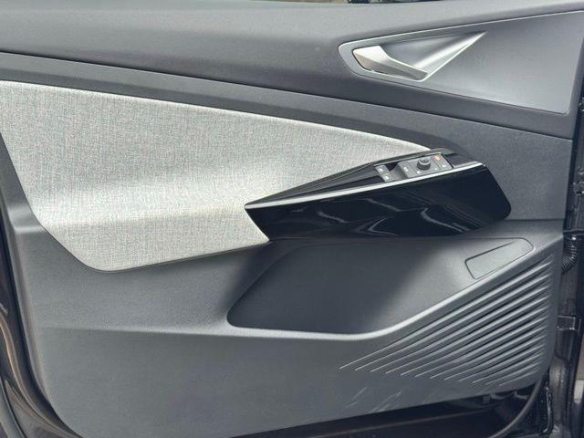 Photo of 2025 Deep Black Pearl Effect Volkswagen ID.4