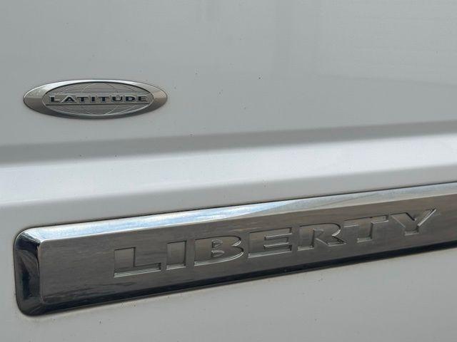 Photo of 2012 Bright White Clearcoat Jeep Liberty