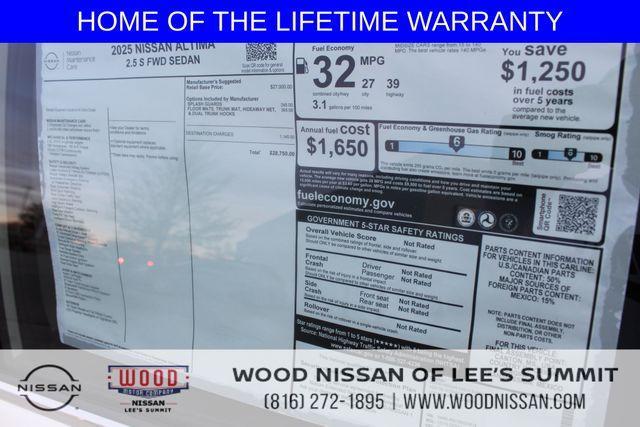 Photo of 2025 Glacier White Nissan Altima