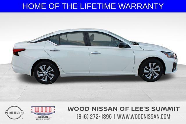 Photo of 2025 Glacier White Nissan Altima