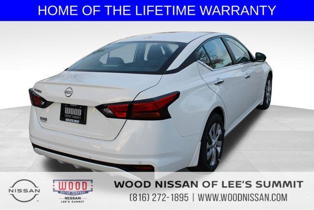 Photo of 2025 Glacier White Nissan Altima