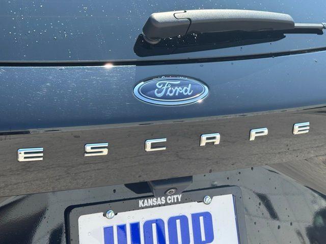 Photo of 2022 Black Metallic Ford Escape