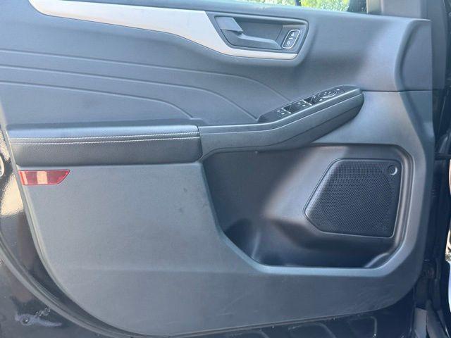 Photo of 2022 Black Metallic Ford Escape