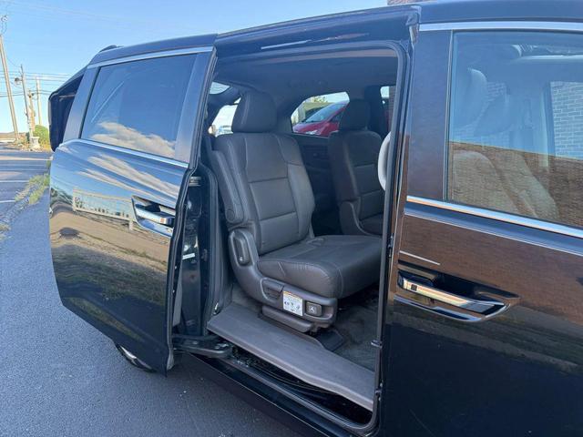 Photo of 2016 Crystal Black Pearl Honda Odyssey