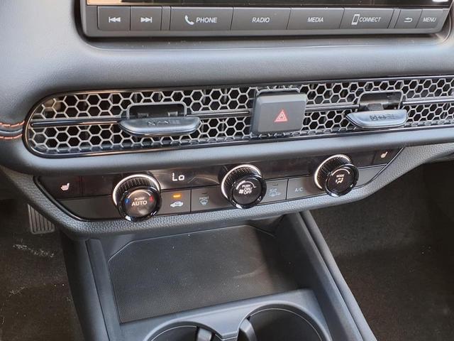 Photo of 2026 Platinum White Pearl Honda HR-V