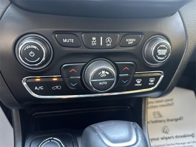 Photo of 2019 Velvet Red Pearlcoat Jeep Cherokee