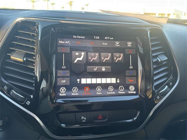 Photo of 2019 Velvet Red Pearlcoat Jeep Cherokee