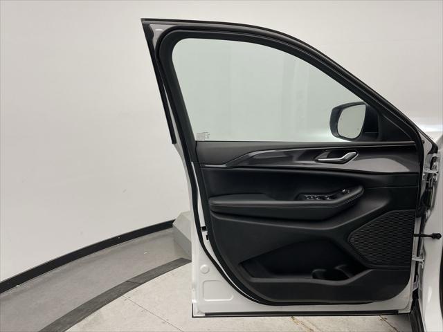 Photo of 2023 Bright White Clearcoat Jeep Grand Cherokee
