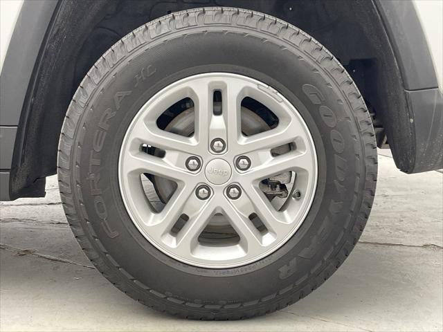 Photo of 2023 Bright White Clearcoat Jeep Grand Cherokee