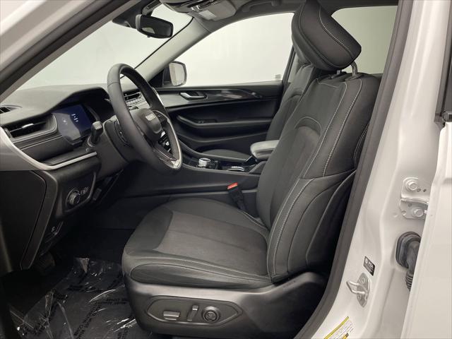 Photo of 2023 Bright White Clearcoat Jeep Grand Cherokee