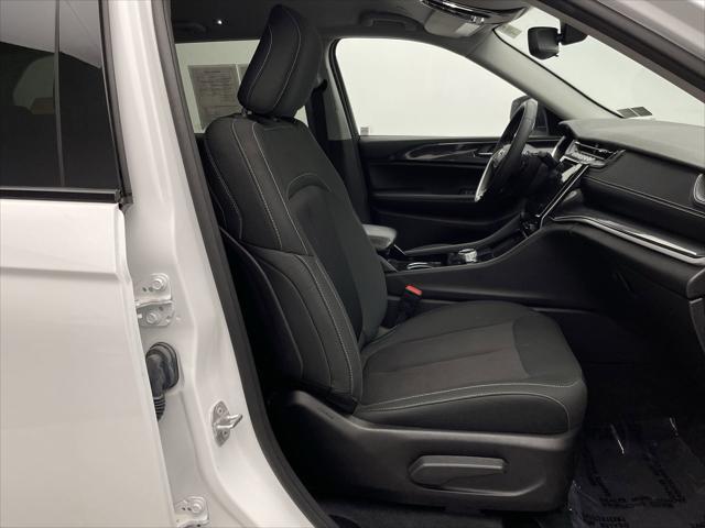Photo of 2023 Bright White Clearcoat Jeep Grand Cherokee
