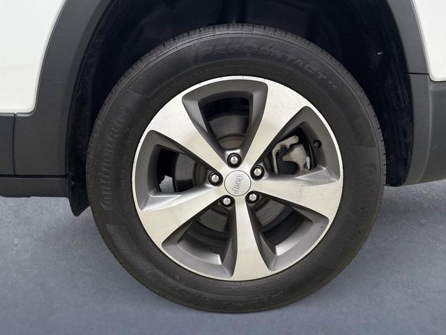 Photo of 2021 Bright White Clearcoat Jeep Cherokee