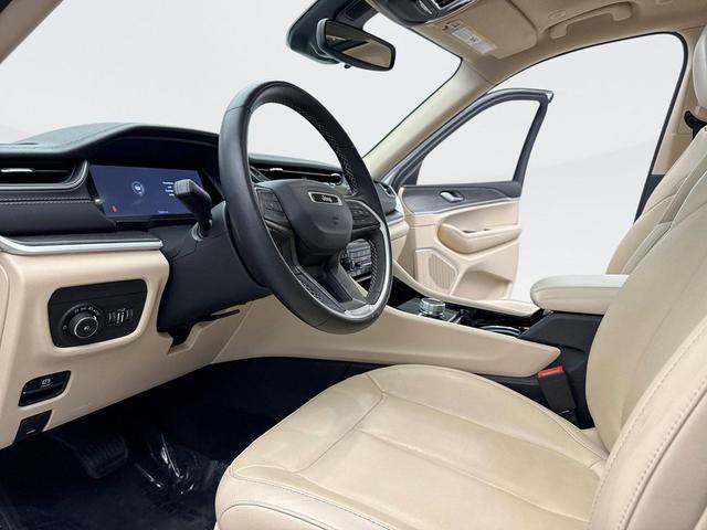 Photo of 2022 Bright White Clearcoat Jeep Grand Cherokee