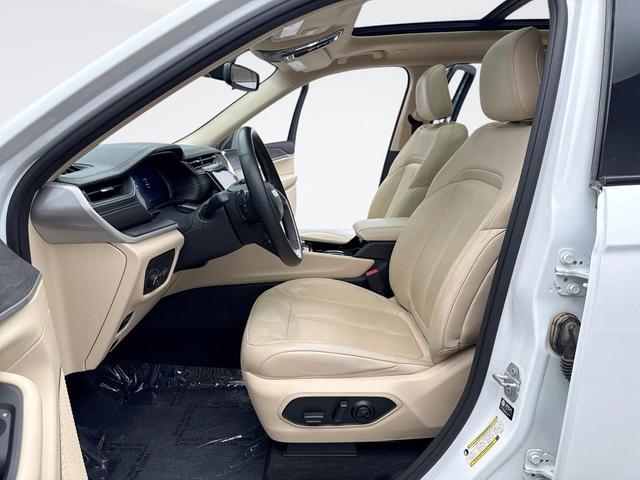 Photo of 2022 Bright White Clearcoat Jeep Grand Cherokee
