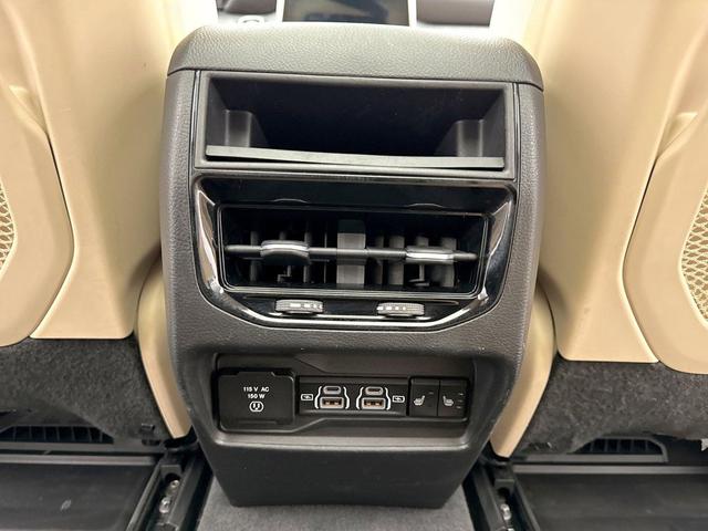 Photo of 2022 Bright White Clearcoat Jeep Grand Cherokee