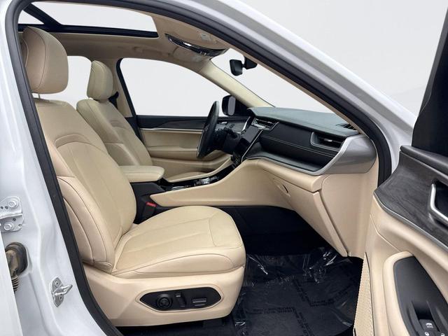 Photo of 2022 Bright White Clearcoat Jeep Grand Cherokee