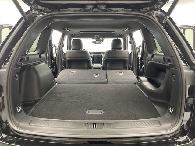 Photo of 2023 Diamond Black Crystal Pearlcoat Jeep Grand Cherokee