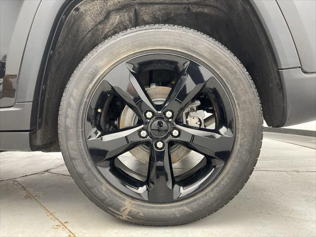 Photo of 2023 Diamond Black Crystal Pearlcoat Jeep Grand Cherokee