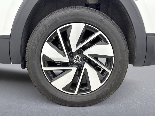 Photo of 2024 Pure White Volkswagen Atlas