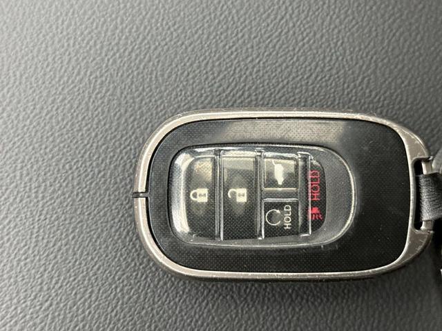 Photo of 2025 Platinum White Honda CR-V Hybrid