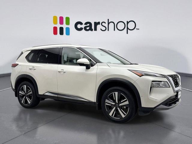 Photo of 2023 Pearl White Tricoat Nissan Rogue