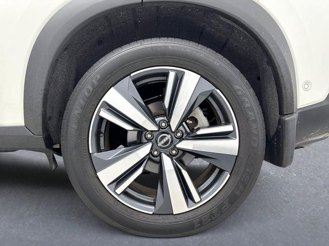 Photo of 2023 Pearl White Tricoat Nissan Rogue