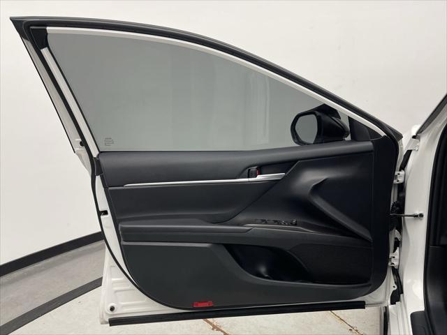 Photo of 2023 Wind Chill Pearl/Midnight Black Metallic Toyota Camry