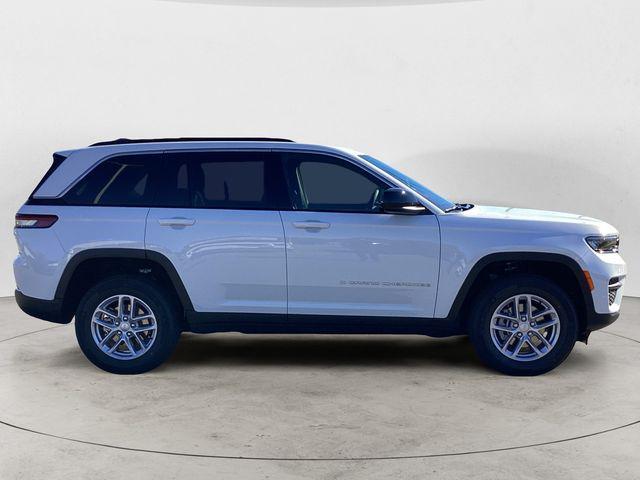 Photo of 2025 Bright White Clearcoat Jeep Grand Cherokee