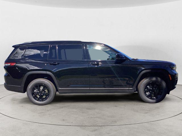 Photo of 2025 Diamond Black Crystal Pearlcoat Jeep Grand Cherokee L