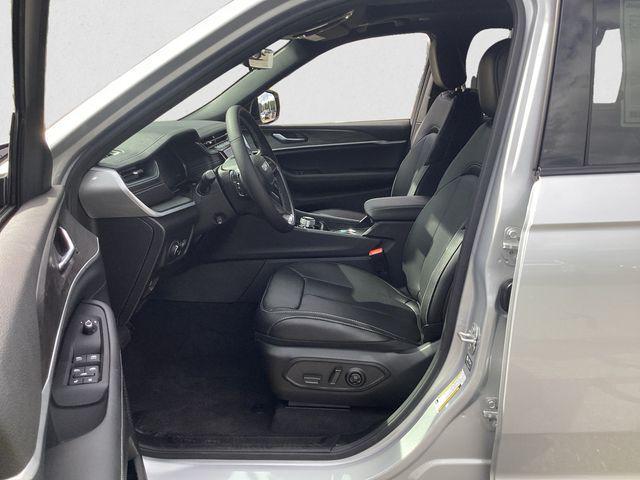 Photo of 2025 Silver Zynith Jeep Grand Cherokee