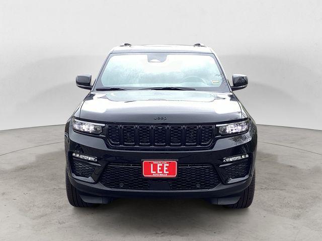 Photo of 2025 Diamond Black Crystal Pearlcoat Jeep Grand Cherokee