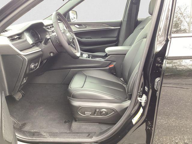 Photo of 2025 Diamond Black Crystal Pearlcoat Jeep Grand Cherokee