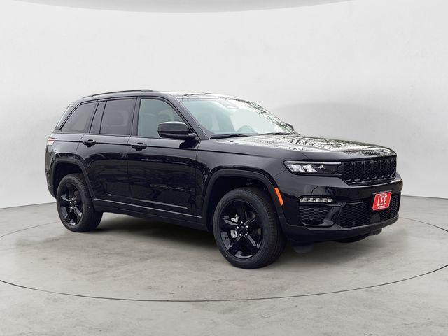 Photo of 2025 Diamond Black Crystal Pearlcoat Jeep Grand Cherokee