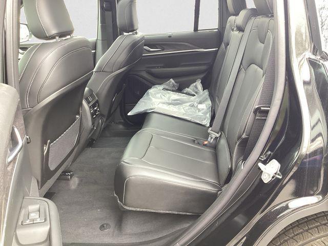 Photo of 2025 Diamond Black Crystal Pearlcoat Jeep Grand Cherokee