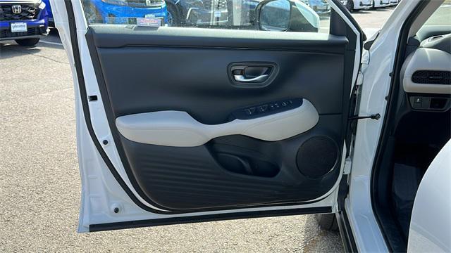 Photo of 2025 Platinum White Pearl Honda HR-V