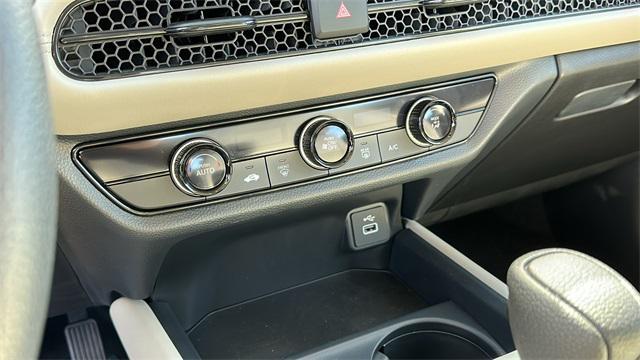 Photo of 2025 Platinum White Pearl Honda HR-V
